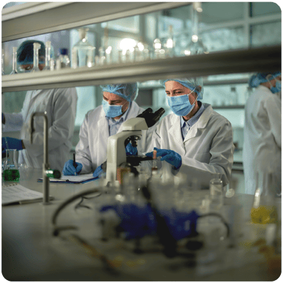 pharmaceutical-workers-microscope